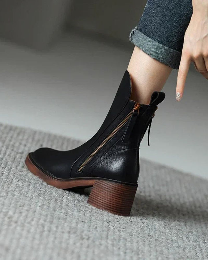 Lily™ | Black leather boot with a comfortable heel, elegant and timeless