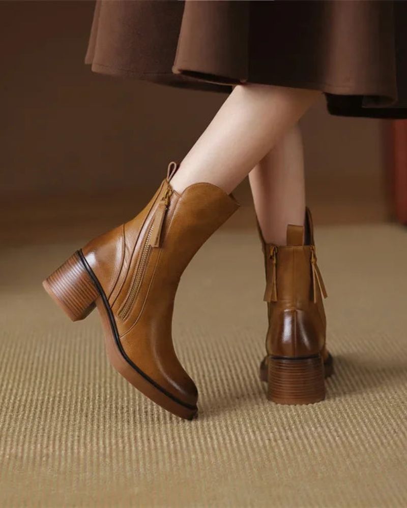 Lily™ | Black leather boot with a comfortable heel, elegant and timeless