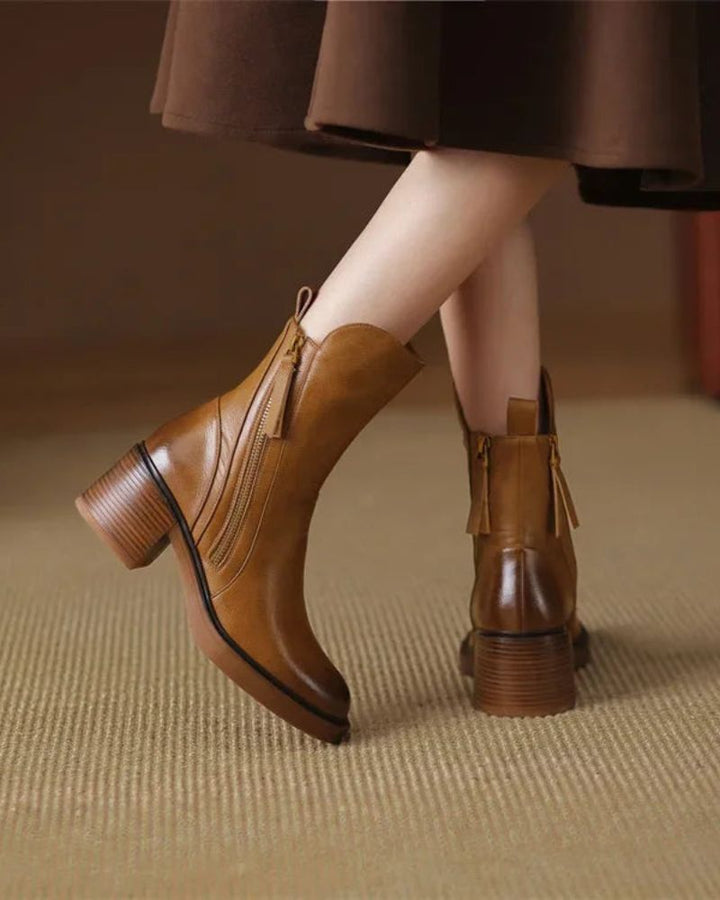 Lily™ | Black leather boot with a comfortable heel, elegant and timeless