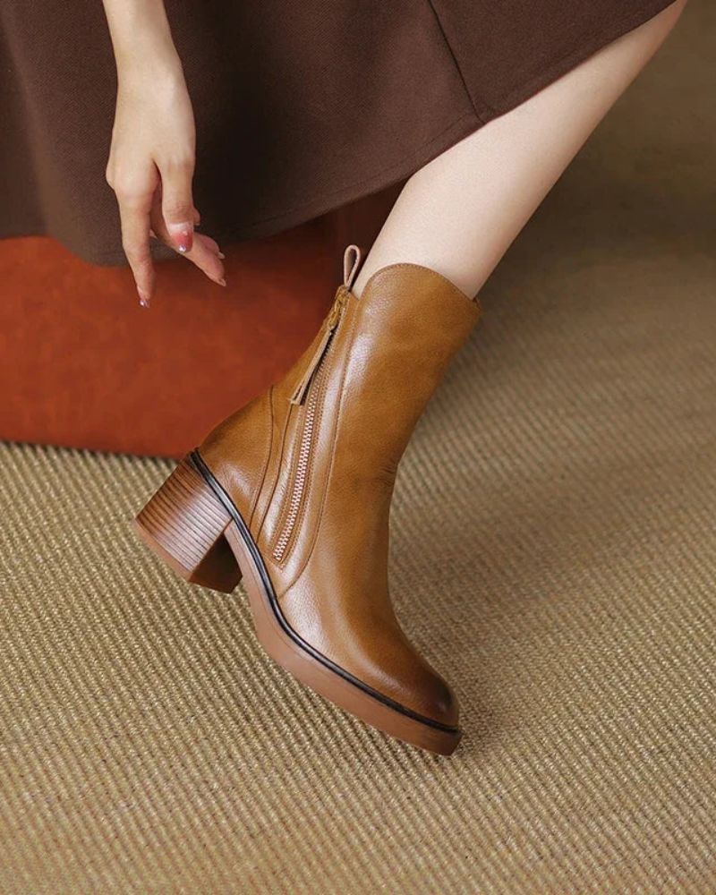 Lily™ | Black leather boot with a comfortable heel, elegant and timeless